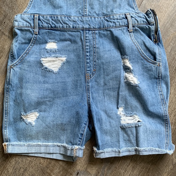 Gap Denim Overall Shorts - Picture 2 of 9